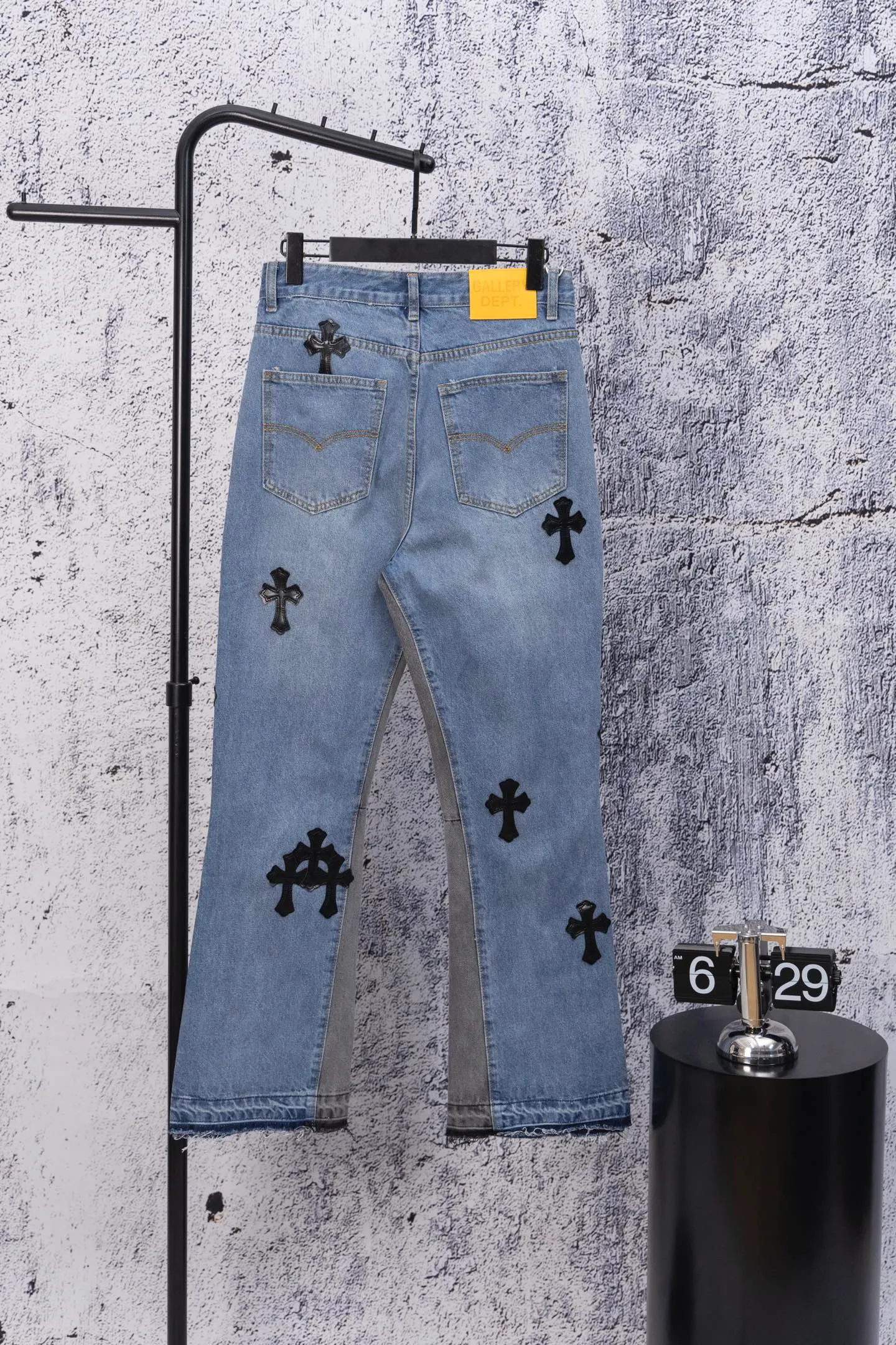 💰270 GALLERY DEPT. Vintage multi-leather splicing cross loose washed flared jeans to truly restore the ultimate texture of Vintage. Original hardware accessories, washed and other elevators, QR code analysis are all purchased from the original factory, high degree of restoration, you are welcome to compare the products~ Three-dimensional version Loose and comfortable, not picky about the figure, taller and slimmer, factory Seiko, original factory quality control, same style for men and women, can be matched with couples, versatile recommendation, must-have jeans for all seasons Size: 28-30-32-34 Color: blue gray